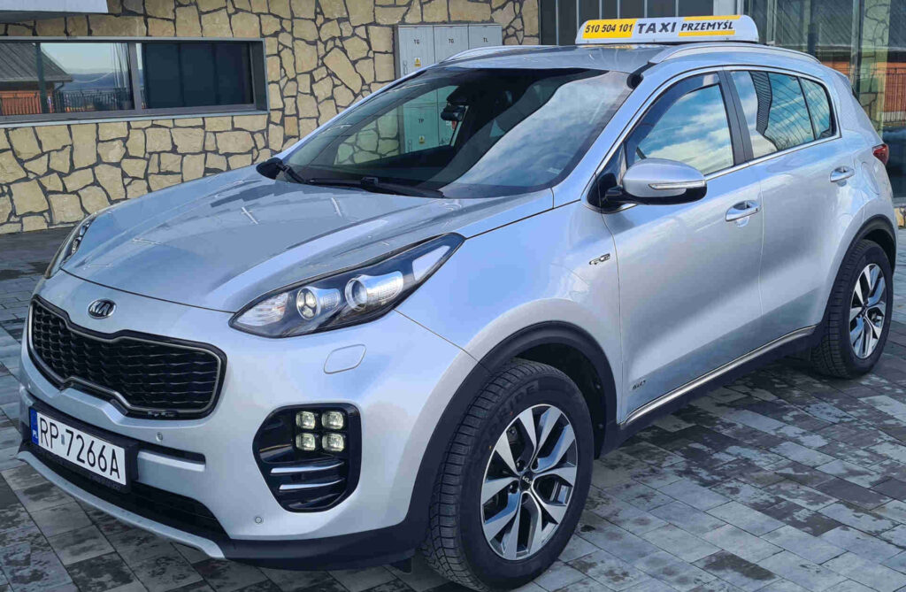 Srebrny SUV Kia Sportage Taxi Przemyśl 24 – przewóz osób i transfery międzymiastowe