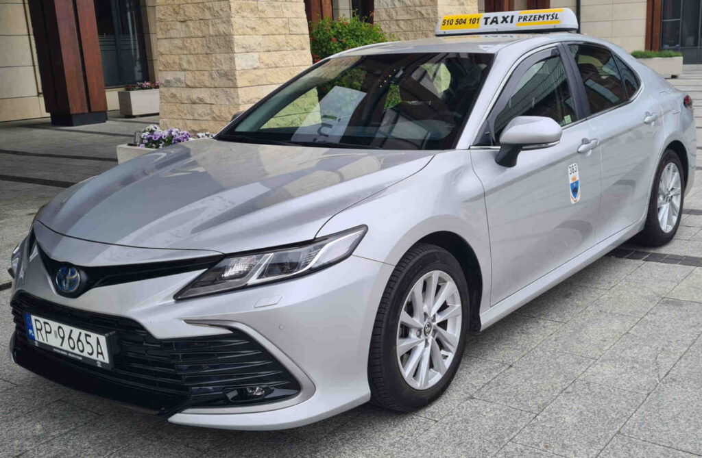 Toyota Camry Taxi Przemyśl 24 – transfery biznesowe i hotelowe