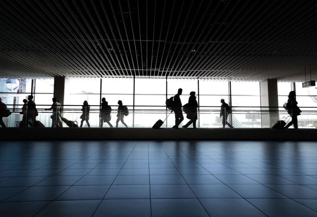 Ludzie idący przez terminal lotniska