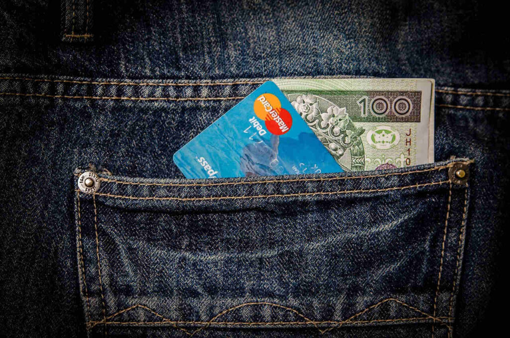 Kieszeń z kartą kredytową i banknotem 100 zł