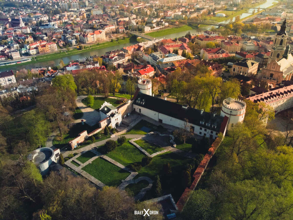 Widok z lotu ptaka na Przemyśl i zamek.