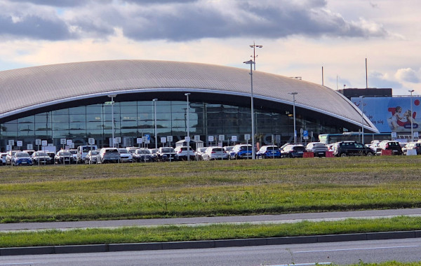 Lotnisko Rzeszów Jasionka w dzień parking