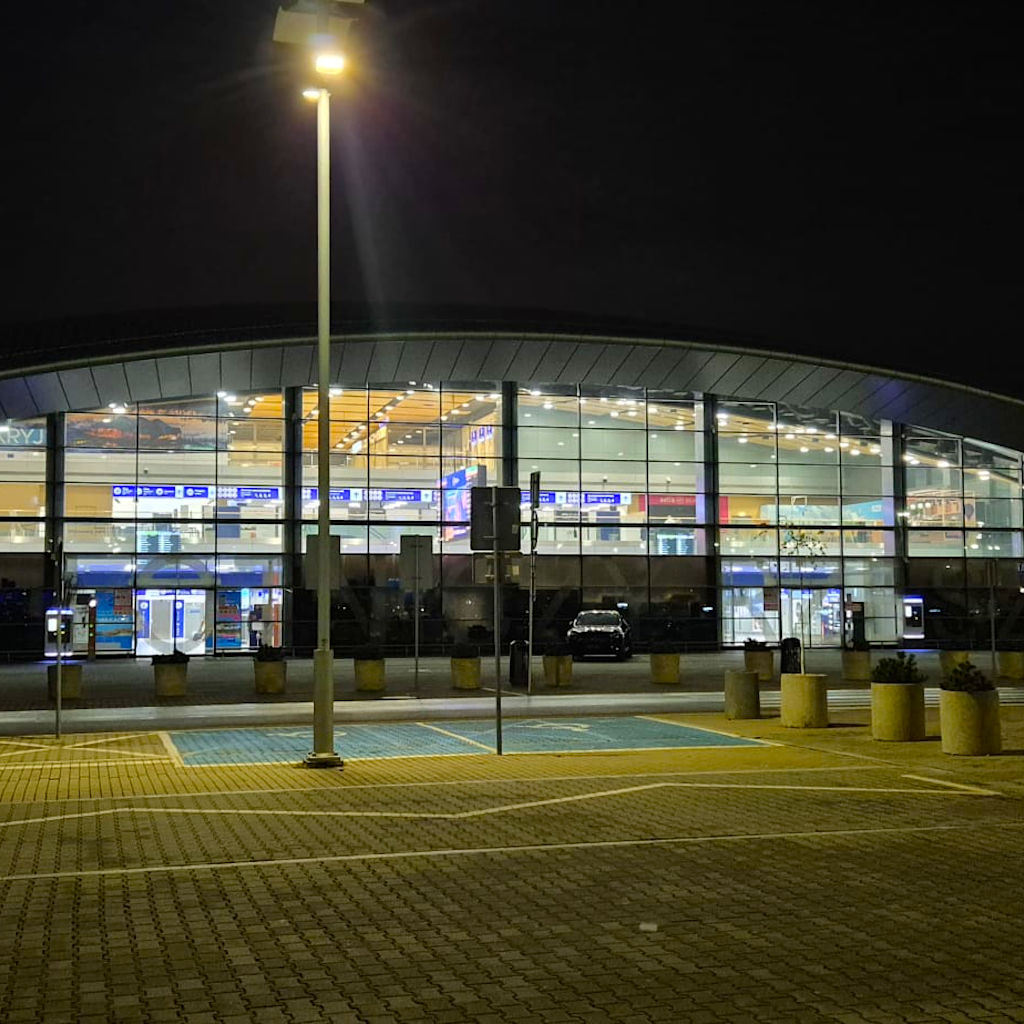 Lotnisko Rzeszów Jasionka nocą wejście