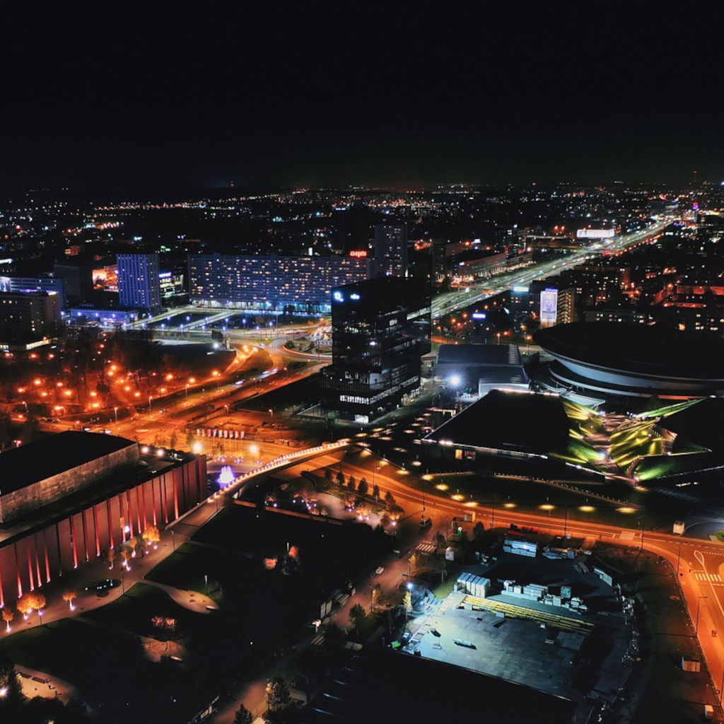 Widok z drona na Katowice, miasto nocą.