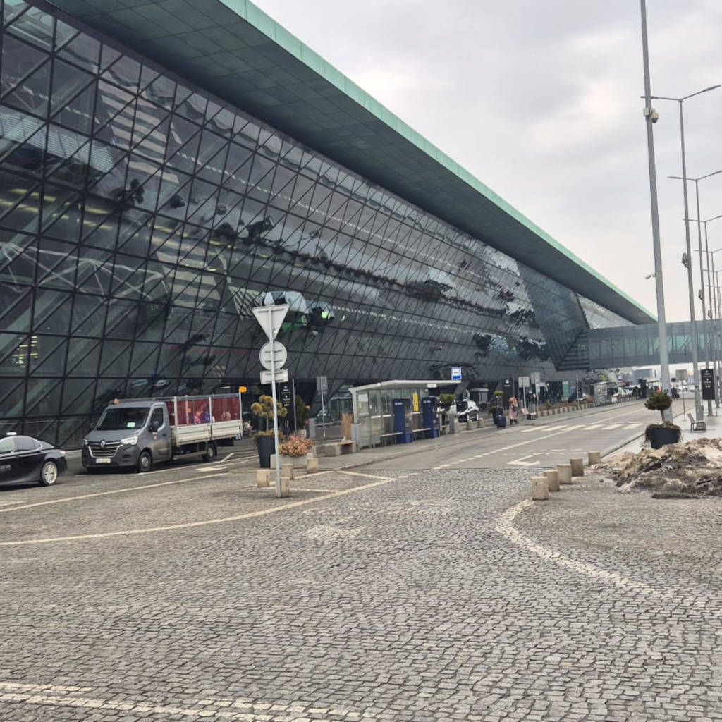 Komfortowe taxi z Przemyśla na lotnisko Kraków-Balice pod terminal
