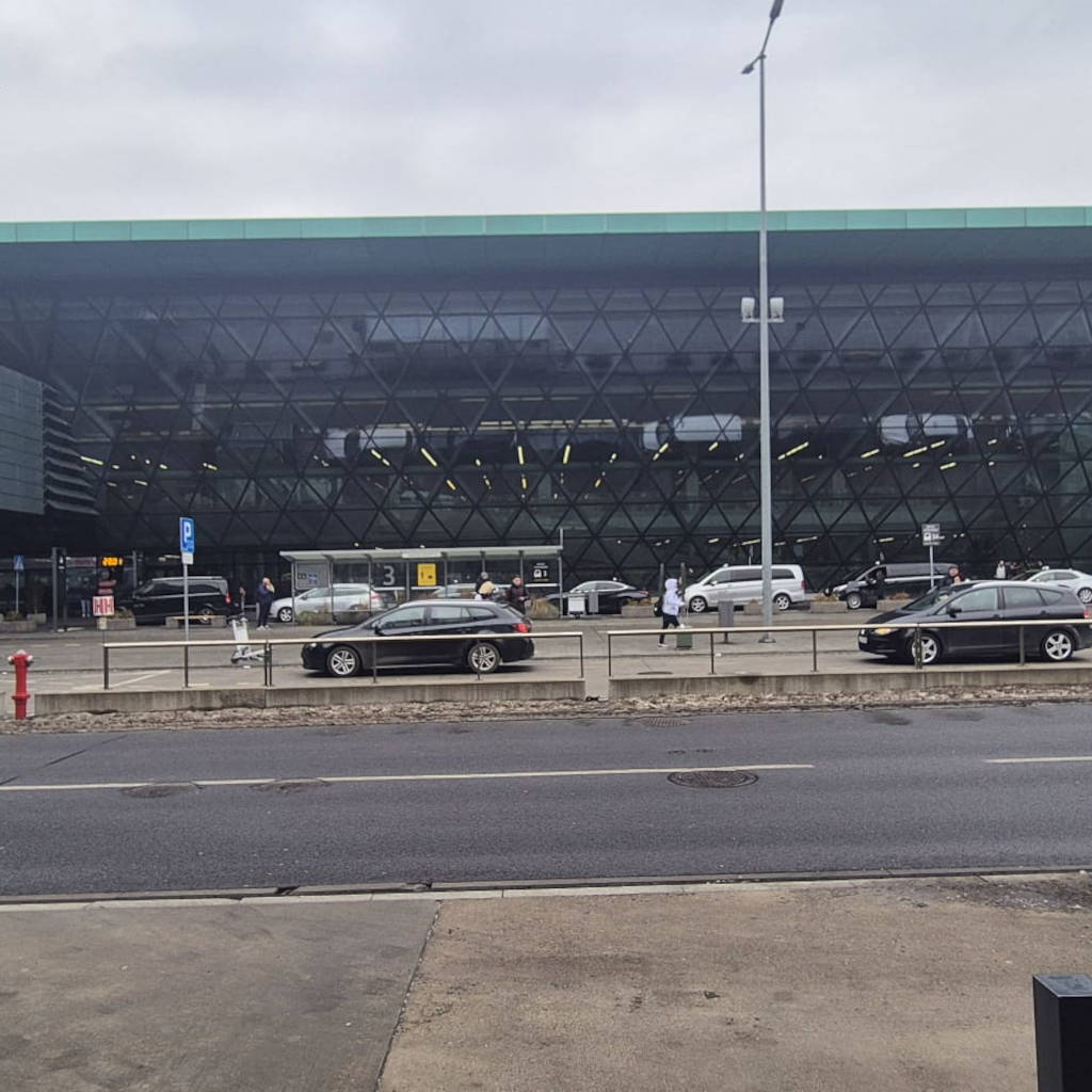 Widok na terminal lotniska Kraków-Balice z zewnątrz
