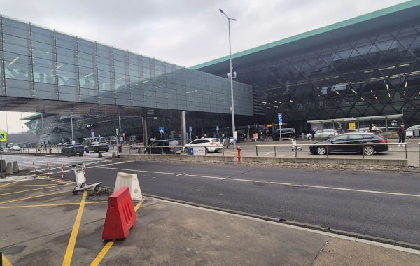 Terminal pasażerski lotniska w Balicach widok z zewnątrz